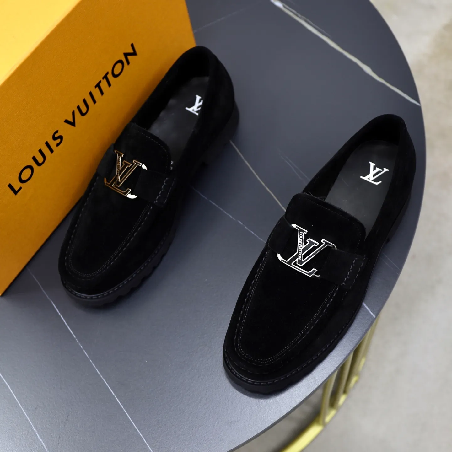 Men's men's shoes💰600💰Louis Vuitton LV men's classic Oxford shoes, men's business formal boutique leather shoes, classic style, almond kernel exquisite toe, ultimate art, the whole shoe is made of imported cow leather (open edge beads), carefully selected, fine pores, excellent gloss, soft texture, strong toughness, durable and not easy to deform, apricot calf leather lining, soft, comfortable, sweat-absorbent and breathable. Foam outsole, original box and dust bag packaging! Size: 38–44 (45/46 customized)